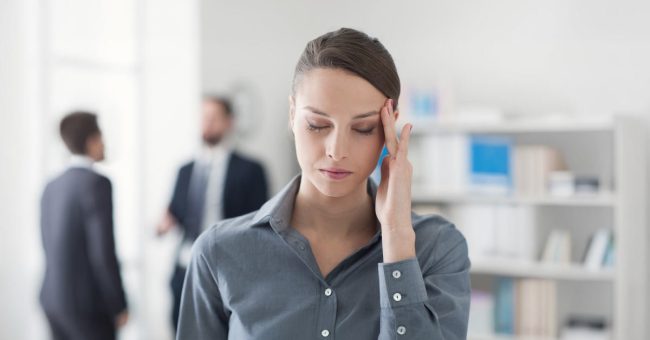 donna in ufficio con il mal di testa - emicrania Gruppo INI